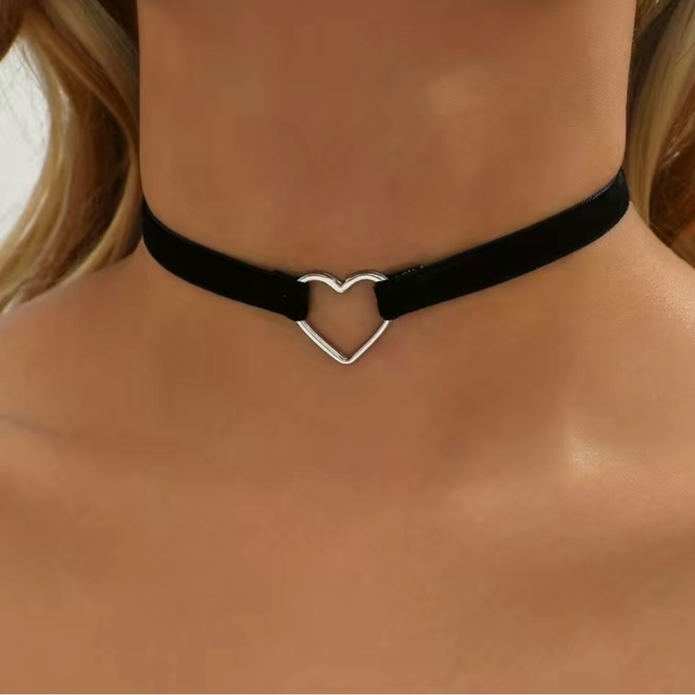 Heart shape velvet choker necklace